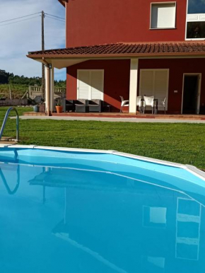 Apartamento en bloque vivienda con piscina y barbacoa a 15 min de la playa